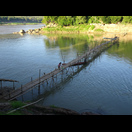 Eine Bambusbrücke wird über den Nam Khan gebaut